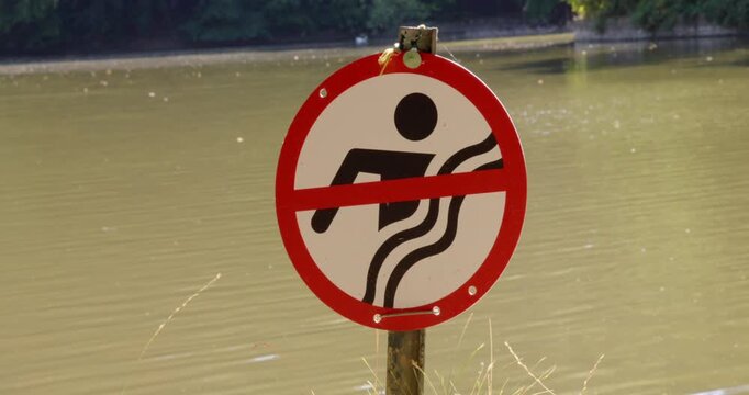 Panneau de baignade interdite ou panneau d'interdiction de nager