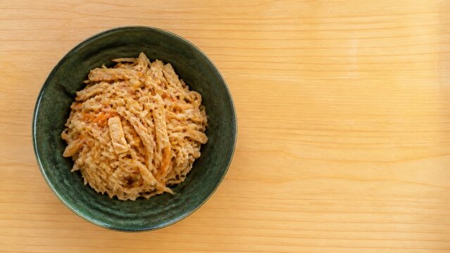 深緑の鉢に盛った切り干し大根 和の家庭料理と余白のある明るい木のテーブル
