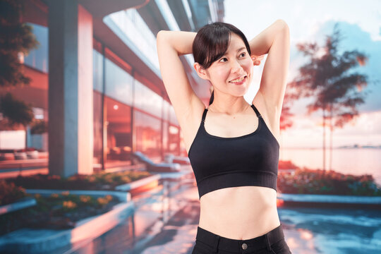 リゾートでストレッチをする女性