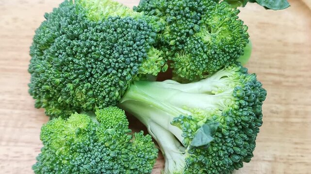 Broccoli is a vegetable whose young flower buds and stems are consumed. It has a sweet and crispy taste and is rich in nutritional value and antioxidants.
