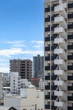 近代的なマンションが立ち並ぶ都市風景