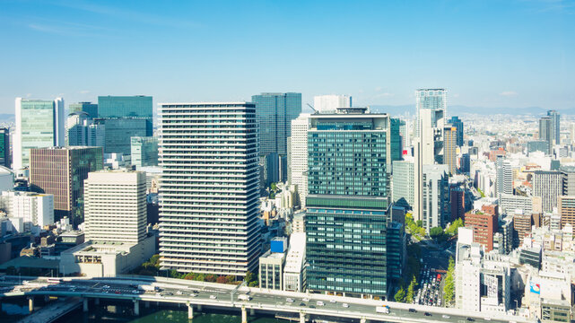 秋晴れの中之島超高層ビル群と幹線道路の俯瞰景