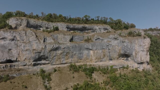 Vue panoramique sur les falaises calcaires de la recul&eacute;e de Baume-les-Messieurs, Jura (39)