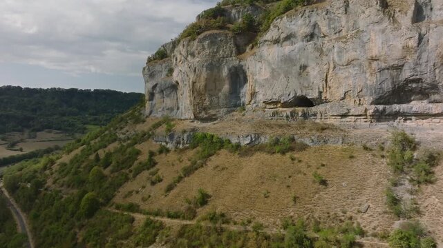 Vue panoramique sur les falaises calcaires de la recul&eacute;e de Baume-les-Messieurs, Jura (39)