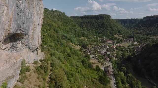 Vue panoramique sur les falaises calcaires de la recul&eacute;e de Baume-les-Messieurs, Jura (39)