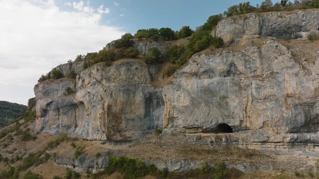 Vue panoramique sur les falaises calcaires de la recul&eacute;e de Baume-les-Messieurs, Jura (39)