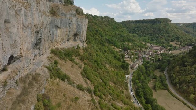 Vue panoramique sur les falaises calcaires de la recul&eacute;e de Baume-les-Messieurs, Jura (39)