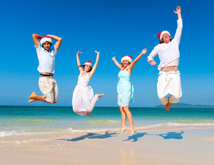 Fototapeta premium Two couple celebrating on the beach on Christmas.