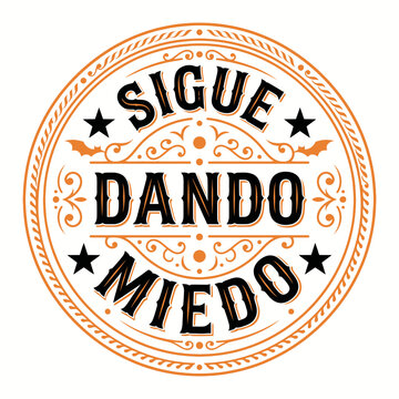 Sello vintage Halloween con texto 'Sigue Dando Miedo'. Dise&ntilde;o gr&aacute;fico vectorial con murci&eacute;lago, colores naranja y negro. Estilo antiguo para camisetas