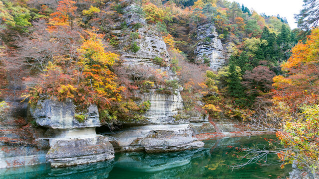 To-no-Hetsuri is a scenic spot in Minami-Aizu district, Fukushima Prefecture. The rock was shaped by erosion and took the form of a tower, hence the name To-no-Hetsuri.
