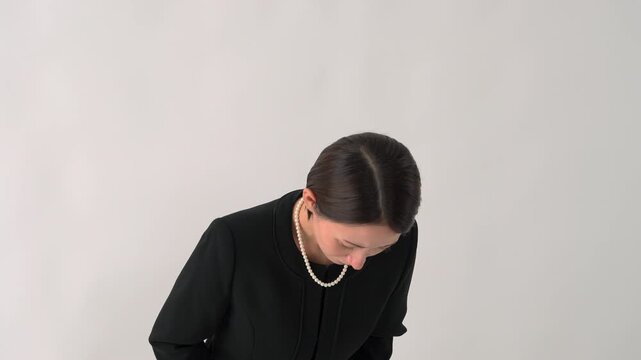 喪服を着た女性　お辞儀　白背景