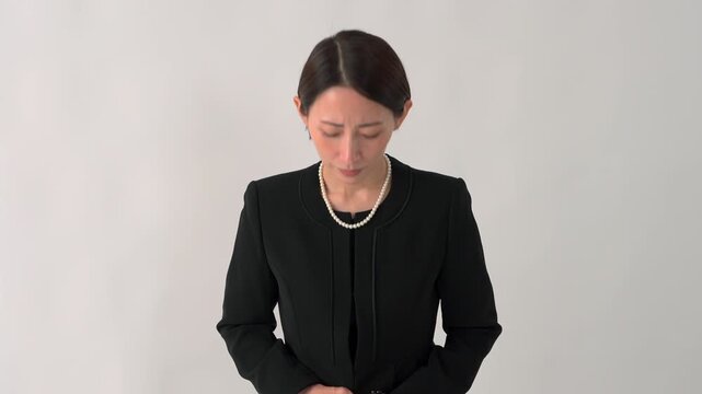 喪服を着た女性　お辞儀　白背景