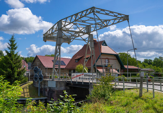 Historische Schleuse mit Klappbr&uuml;cke, Altfriesack, Brandenburg, Deutschland
