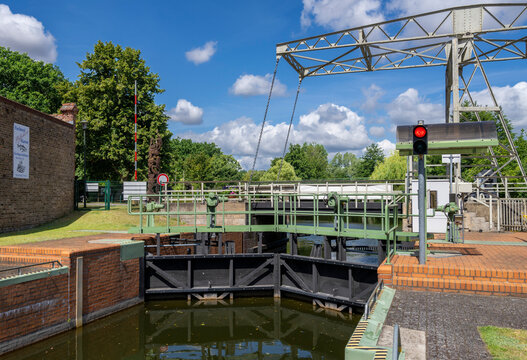 Historische Schleuse mit Klappbr&uuml;cke, Altfriesack, Brandenburg, Deutschland