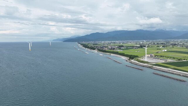 お盆の時期の下新川海岸の風景