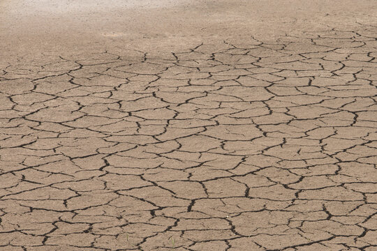 sol sec, s&eacute;cheresse, fissures, d&eacute;sert, canicule, m&eacute;t&eacute;o, r&eacute;chauffement climatique, ass&egrave;chement