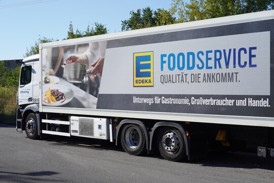 Edeka Foodservice Lastkraftwagen der Logistikfirma Pfenning in Berlin am 15.08.2026
