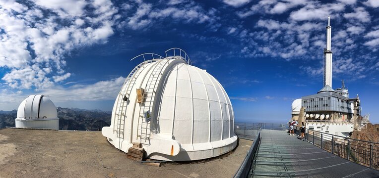 L'antenne du Pic du Midi de Bigorre et deux coupoles d'observation