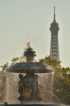 Backlit fountain with the Eiffel Tower during the solar eclipse at Place de la Concorde in Paris, France, August 12, 2026