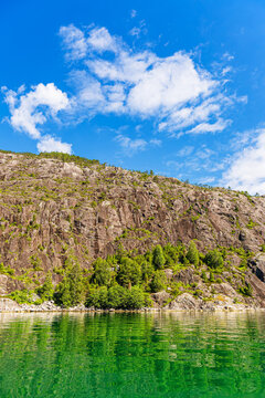 Blick auf Felsen am &Aring;krafjord in Norwegen