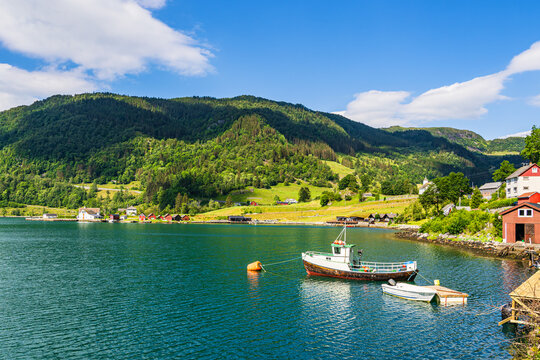 Blick auf den &Aring;krafjord mit Fischerboot in Norwegen