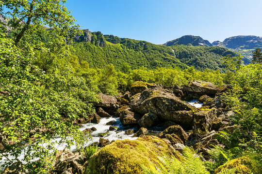 Landschaft auf dem Weg zum Gletschersee Bondhusvatnet nahe Sunndal in Norwegen