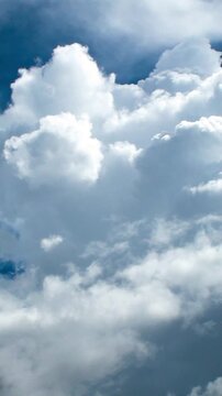 積乱雲から黒い雨雲へ変化するタイムラプス／夏空の拡大と天候急変の背景素材