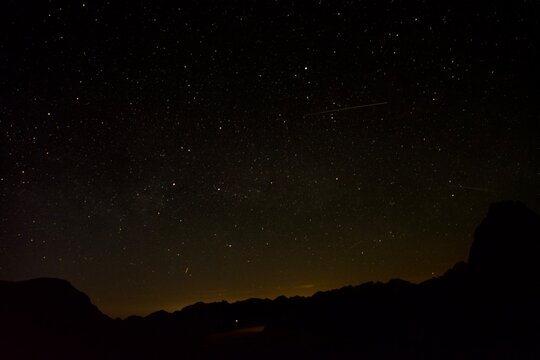 Ciel &eacute;toil&eacute; au-dessus des cr&ecirc;tes montagneuses des Pyr&eacute;n&eacute;es la nuit