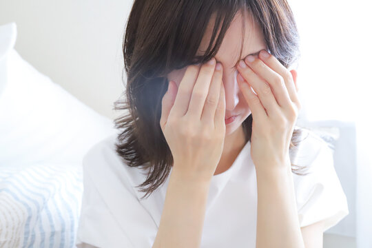 目の疲れを感じる女性