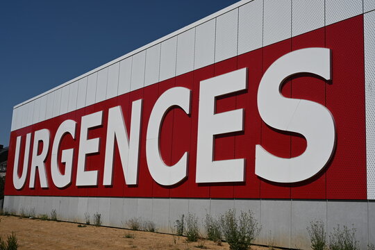 un grand mur blanc avec l'inscription urgences en grosses lettres blanches peintes sur un rectangle rouge. Entr&eacute;e &agrave; l'h&ocirc;pital de Namur en Belgique. Signal&eacute;tique et indication tr&egrave;s visible des secours 