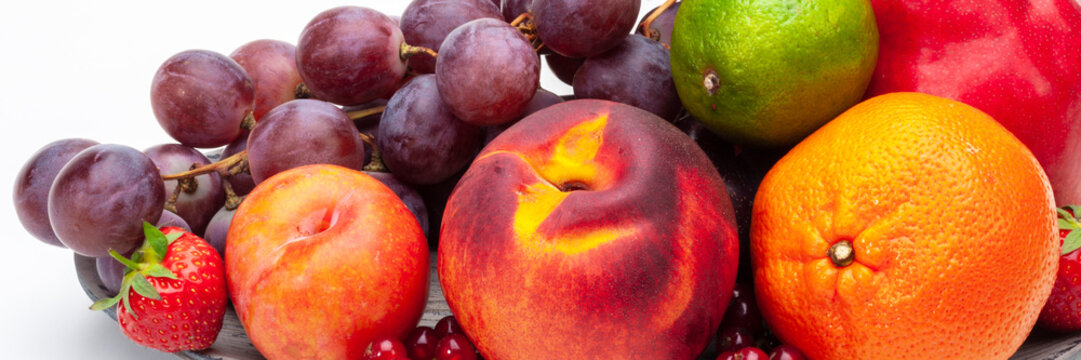 Eine Obstplatte oder Obstteller mit vielen verschiedenen und gesunden Obstsorten auf wei&szlig;em Hintergrund