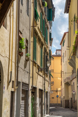 Fototapeta premium A narrow alleyway in Florence italy on a sunny day.