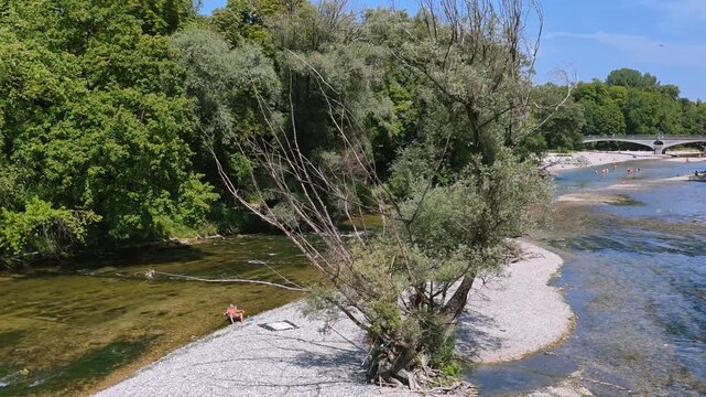 Menschen erfrischen sich am Ufer der k&uuml;hlen Isar an einem hei&szlig;en Sommertag, M&uuml;nchen, Oberbayern, Bayern, Deutschland