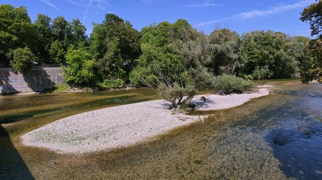 Menschen erfrischen sich am Ufer der k&uuml;hlen Isar an einem hei&szlig;en Sommertag, M&uuml;nchen, Oberbayern, Bayern, Deutschland