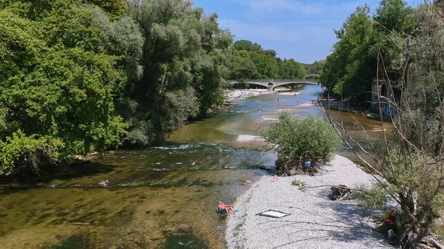 Menschen erfrischen sich am Ufer der k&uuml;hlen Isar an einem hei&szlig;en Sommertag, M&uuml;nchen, Oberbayern, Bayern, Deutschland