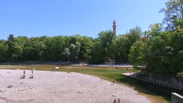 Menschen erfrischen sich am Ufer der k&uuml;hlen Isar an einem hei&szlig;en Sommertag, M&uuml;nchen, Oberbayern, Bayern, Deutschland