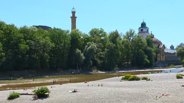 Menschen erfrischen sich am Ufer der k&uuml;hlen Isar an einem hei&szlig;en Sommertag, M&uuml;nchen, Oberbayern, Bayern, Deutschland