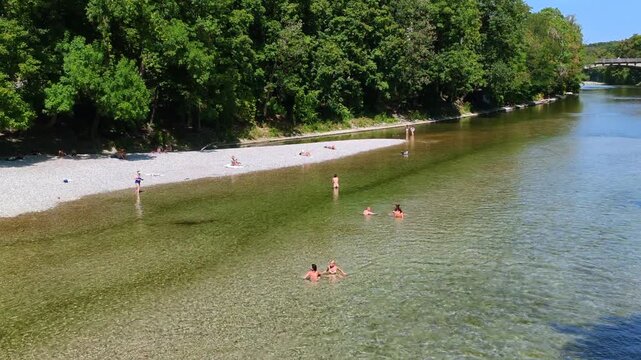 Menschen erfrischen sich am Ufer der k&uuml;hlen Isar an einem hei&szlig;en Sommertag, M&uuml;nchen, Oberbayern, Bayern, Deutschland