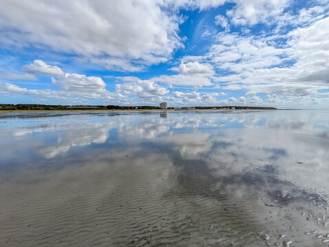 Wolkenspiegelungen im nassen Watt bei Ebbe in H&ouml;he Cuxhaven Sahlenburg Niedersachen