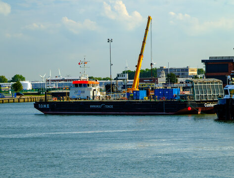 CUXHAVEN, DEUTSCHLAND &ndash; 05.08.2026: Der PONTON T.O.W.II der Reederei WULF im Hafen von CUXHAVEN