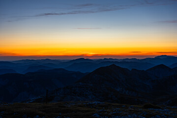 Fototapeta premium Hochschwab Gipfel Sonnenaufgang - Hochsteiermark - Hochschwabgebiet - Steiermark