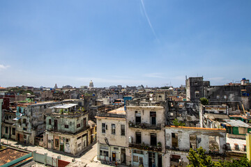 Naklejka premium Panoramic view of Havana, Cuba, amid the country's economic crisis, marked by deteriorating urban infrastructure, shortages and the impact of the long-standing U.S. embargo.