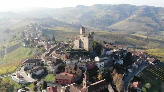 Castello di Serralunga d'Alba in mezzo ai vigneti nelle Langhe in autunno con nebbia