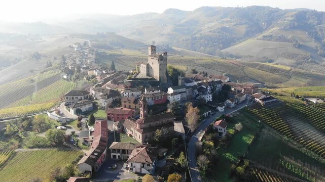 Castello di Serralunga d'Alba in mezzo ai vigneti nelle Langhe in autunno con nebbia
