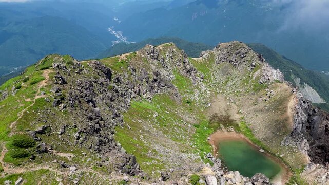日本百名山で活火山の焼岳南峰周辺の溶岩ドームと火口湖を奥飛騨温泉郷方面へ空撮