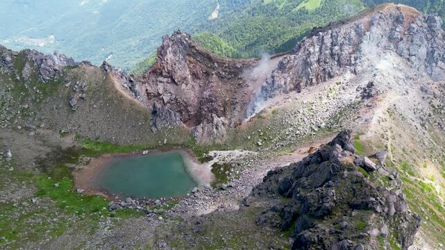 焼岳溶岩ドームから立ち上る白い噴気