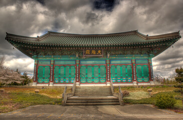 Obraz premium chinese pavilion in the park