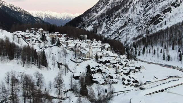 Borgo di Bosco Gurin in Vallemaggia coperto di neve in Svizzera al tramonto in inverno 