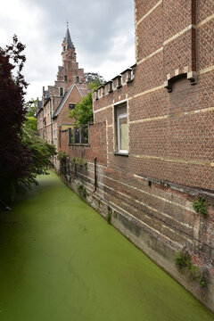 Petit canal paisible &agrave; Malines. Belgique