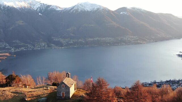 Tramonto invernale ai monti di lego nel Canton Ticino (Svizzera) sul lago maggiore, tra il Locarnese e l'inizio della Valle Verzasca